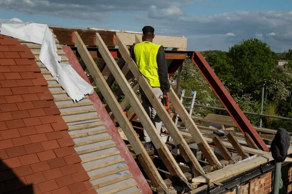 Démoussage toiture artisan couvreur Bruguières